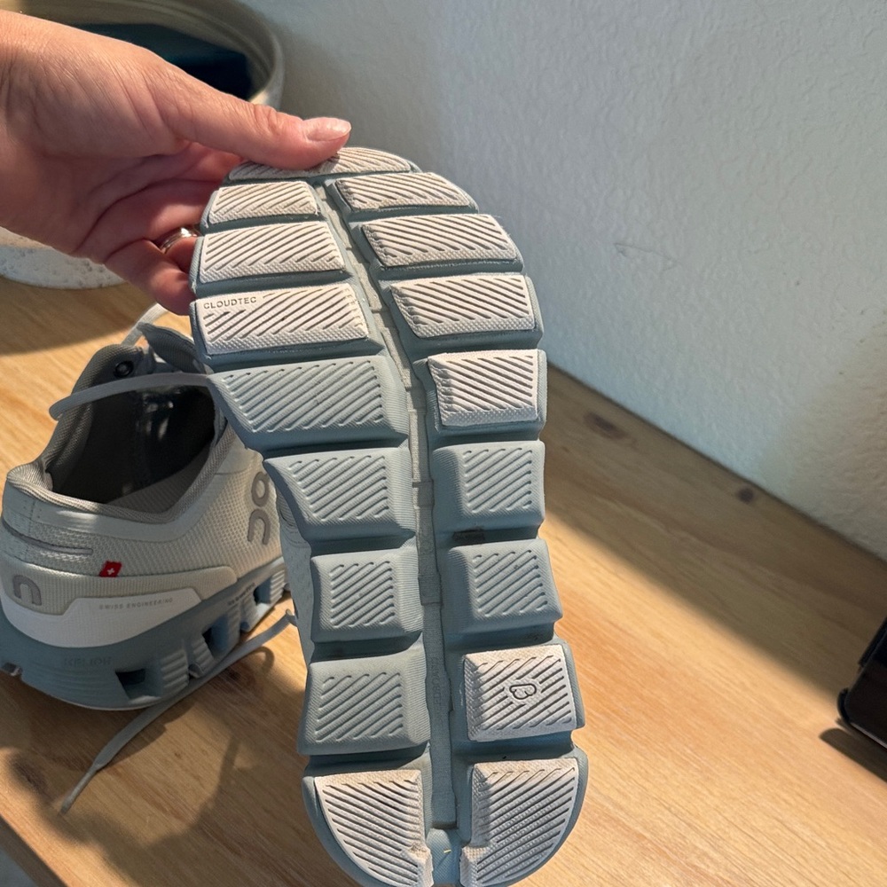 On Running Light Gray/White Mesh Running Shoes - Picture 4 of 8